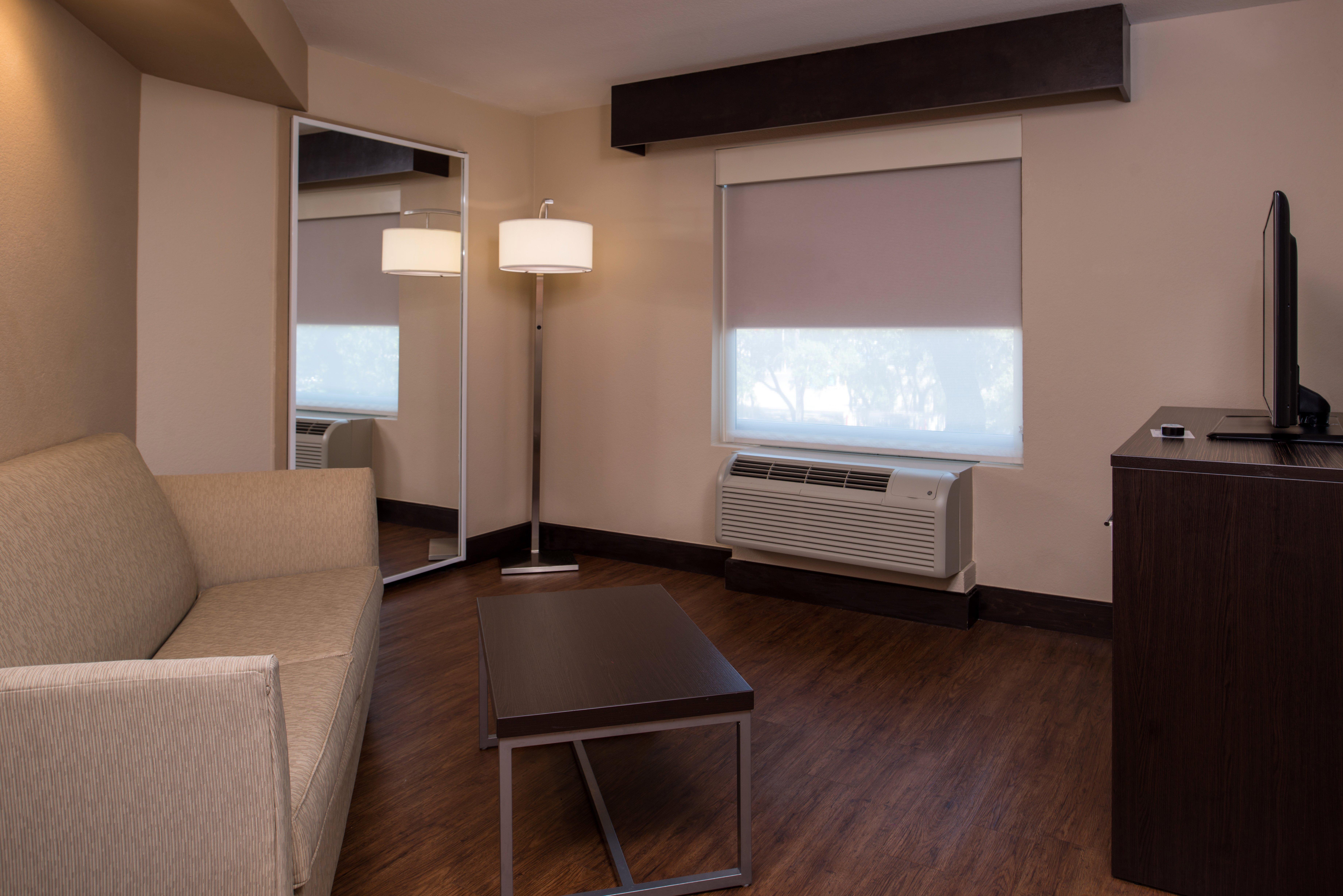 Holiday Inn Express & Suites San Antonio Medical - Six Flags By Ihg Экстерьер фото